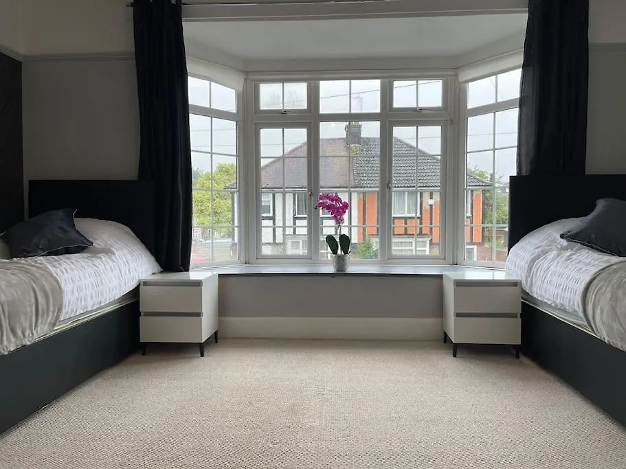 Luxurious Detached Holiday House Free Parking Near Airport Town Centre Railway Station Luton  0*, Luton (Bedfordshire)