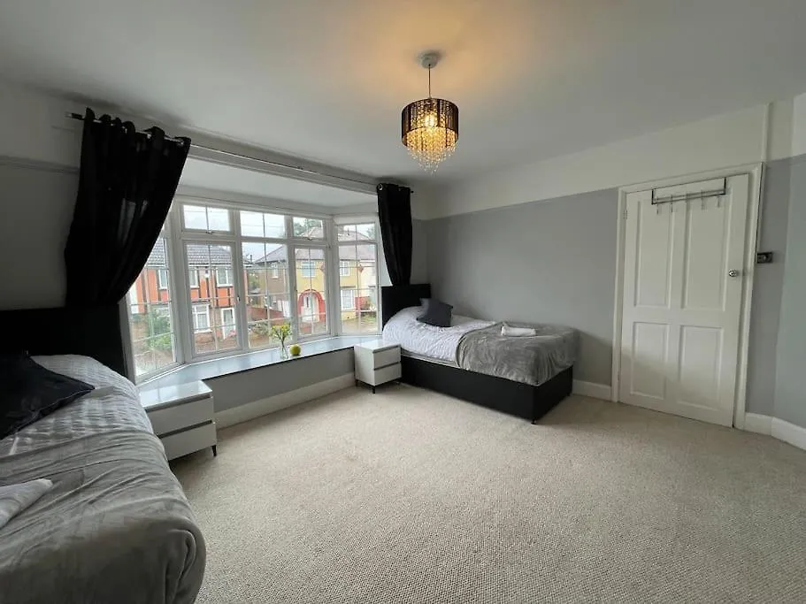 Luxurious Detached Holiday House Free Parking Near Airport Town Centre Railway Station Luton  0*, Luton (Bedfordshire) United Kingdom