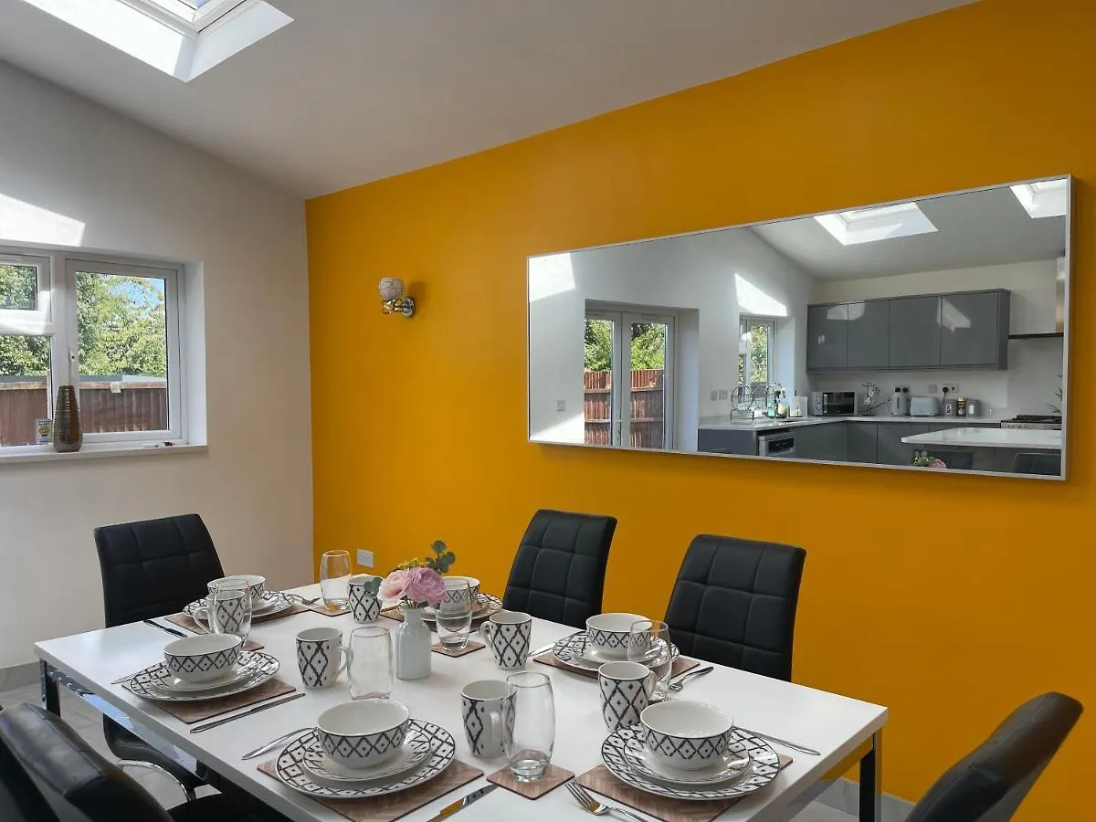 Holiday home Luxurious Detached Holiday House Free Parking Near Airport Town Centre Railway Station Luton  United Kingdom