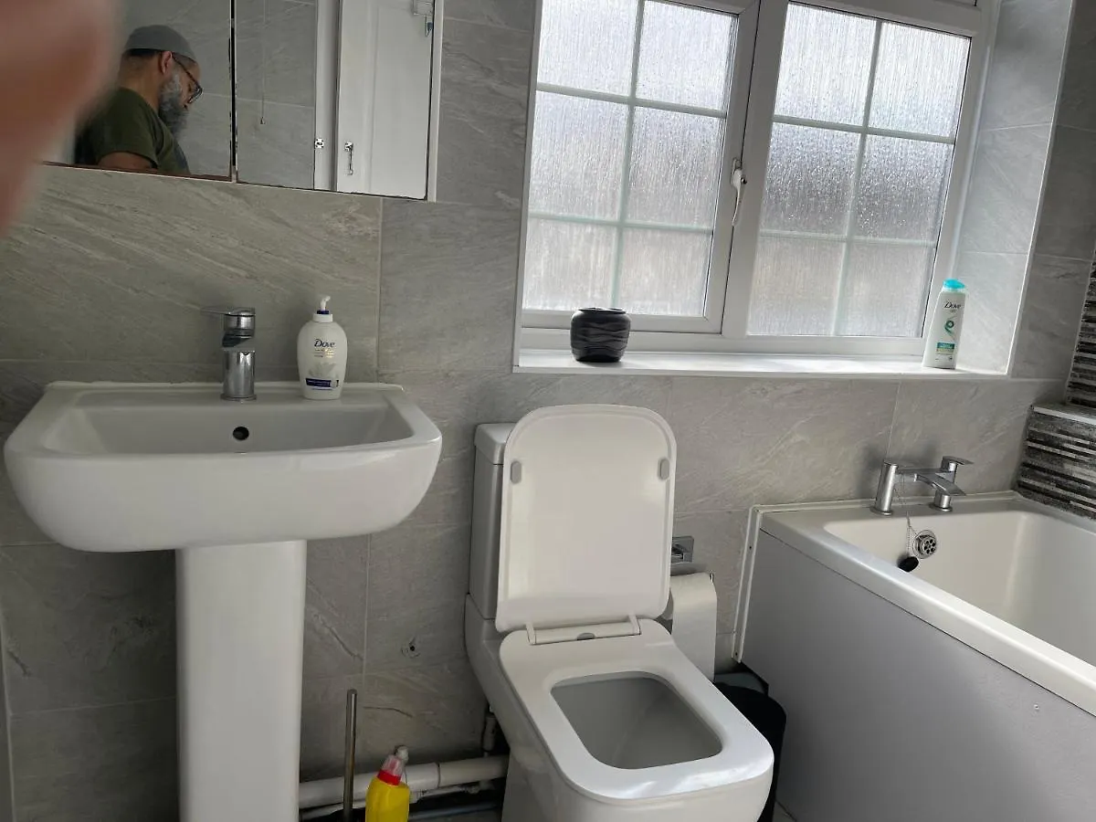 Holiday home Luxurious Detached Holiday House Free Parking Near Airport Town Centre Railway Station Luton