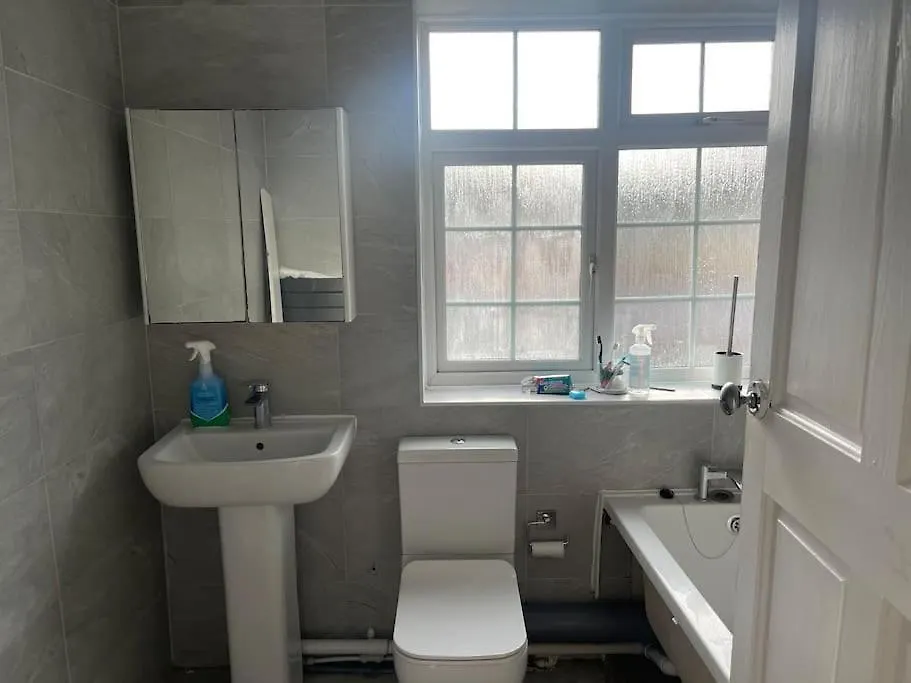 Luxurious Detached Holiday House Free Parking Near Airport Town Centre Railway Station Luton  United Kingdom
