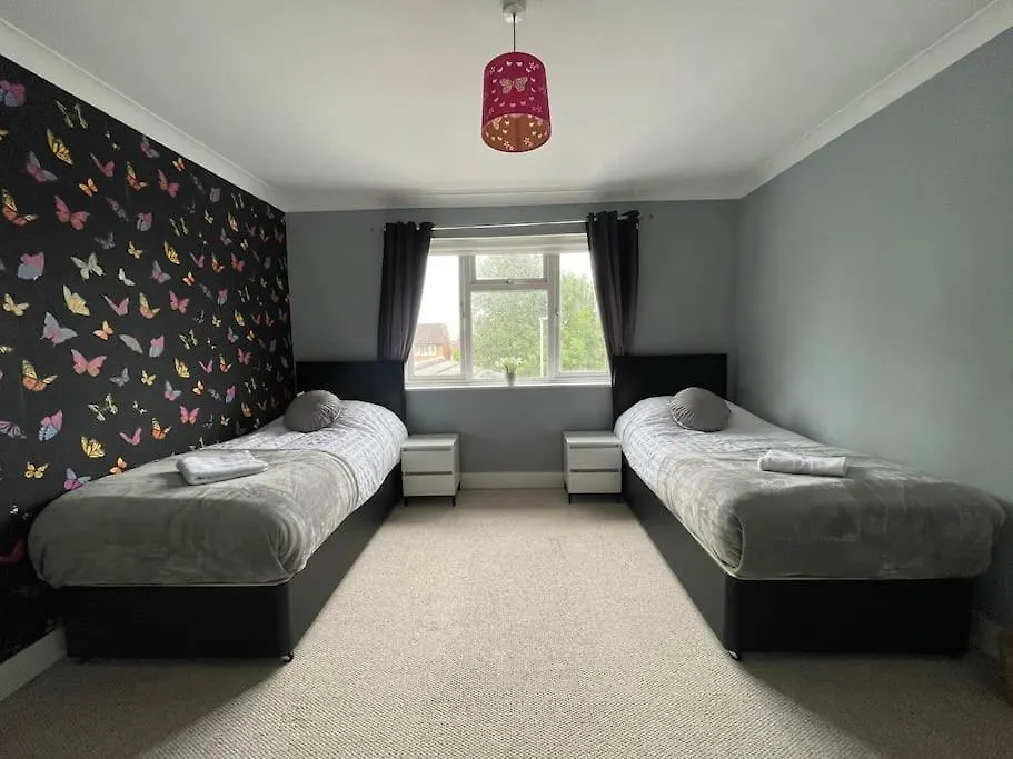 Luxurious Detached Holiday House Free Parking Near Airport Town Centre Railway Station Luton  United Kingdom