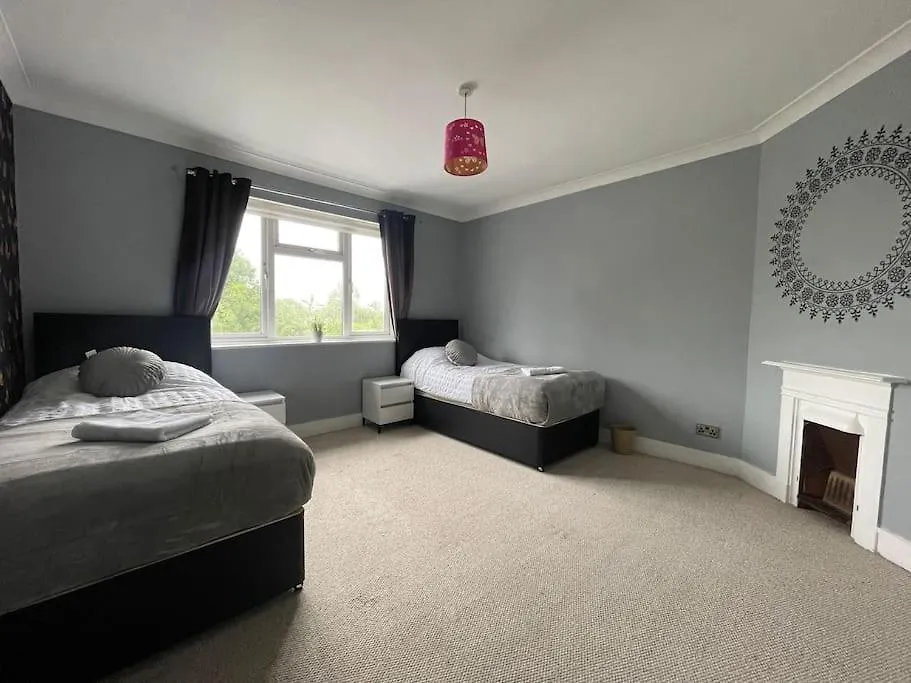 Luxurious Detached Holiday House Free Parking Near Airport Town Centre Railway Station Luton  0*, Luton (Bedfordshire) United Kingdom