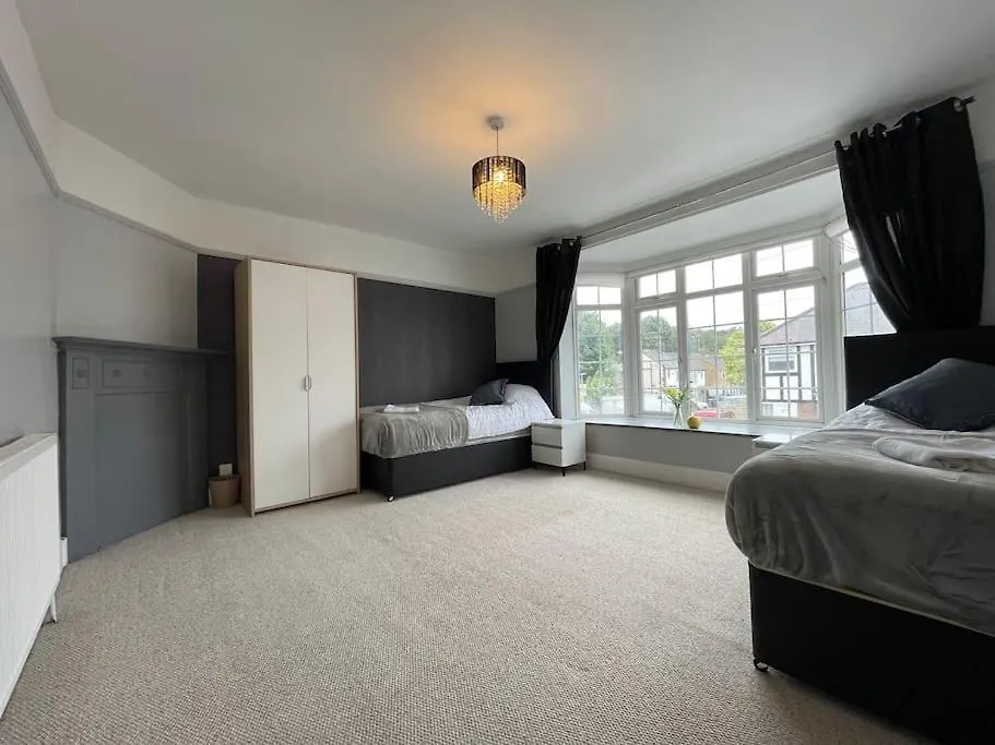 Luxurious Detached Holiday House Free Parking Near Airport Town Centre Railway Station Luton  0*, Luton (Bedfordshire) United Kingdom