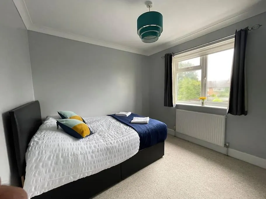 Holiday home Luxurious Detached Holiday House Free Parking Near Airport Town Centre Railway Station Luton