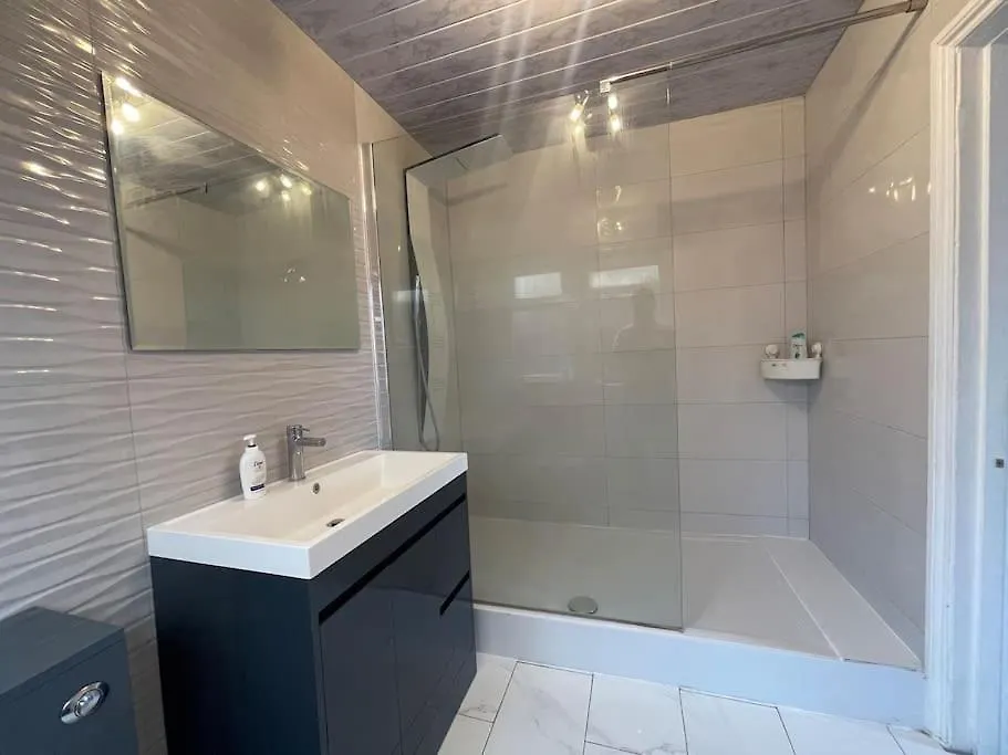 Luxurious Detached Holiday House Free Parking Near Airport Town Centre Railway Station Luton  United Kingdom