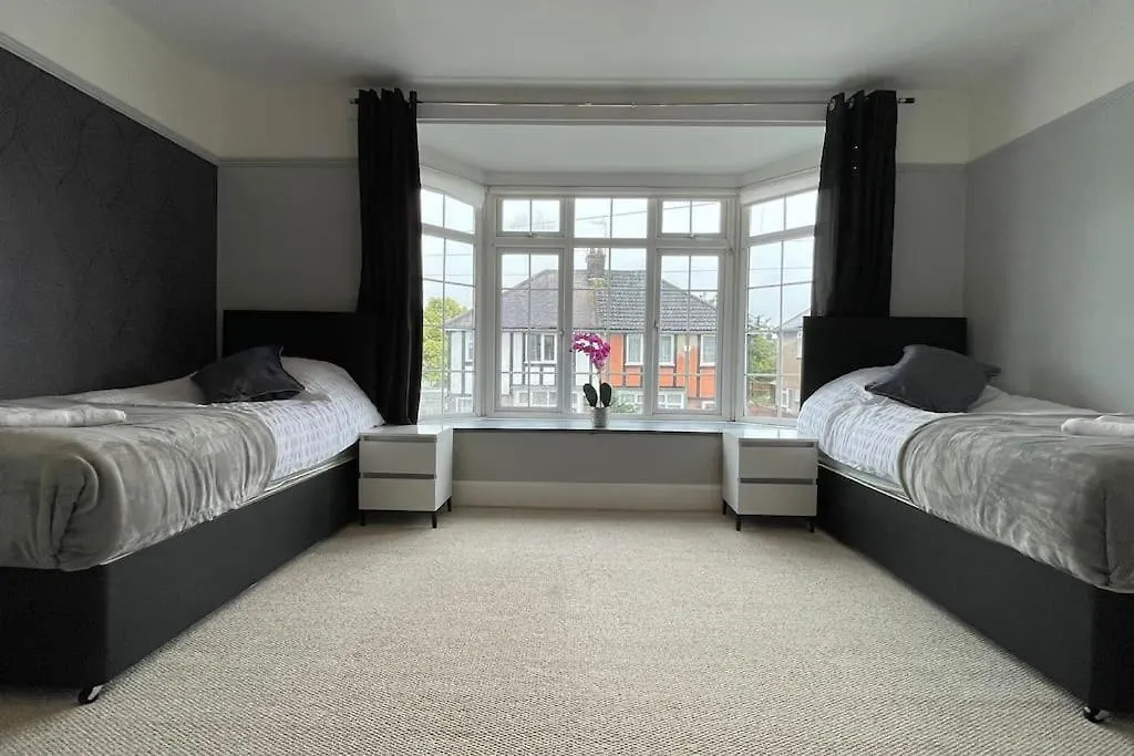 Holiday home Luxurious Detached Holiday House Free Parking Near Airport Town Centre Railway Station Luton