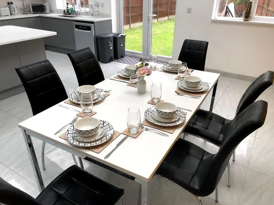 Holiday home Luxurious Detached Holiday House Free Parking Near Airport Town Centre Railway Station Luton