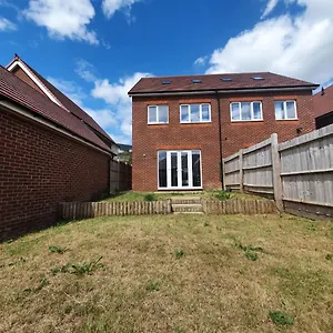 Holiday home Tranquil Oasis: Modern 4-bedroom Retreat With Gardens, Luton (Bedfordshire)