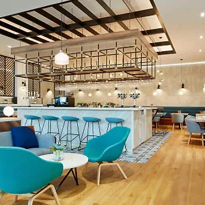 Courtyard By Marriott Airport Hotel