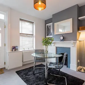 Holiday home Ashton House - Stylish 2 Bedroom House, Close To Town Center & Airport, Luton (Bedfordshire)